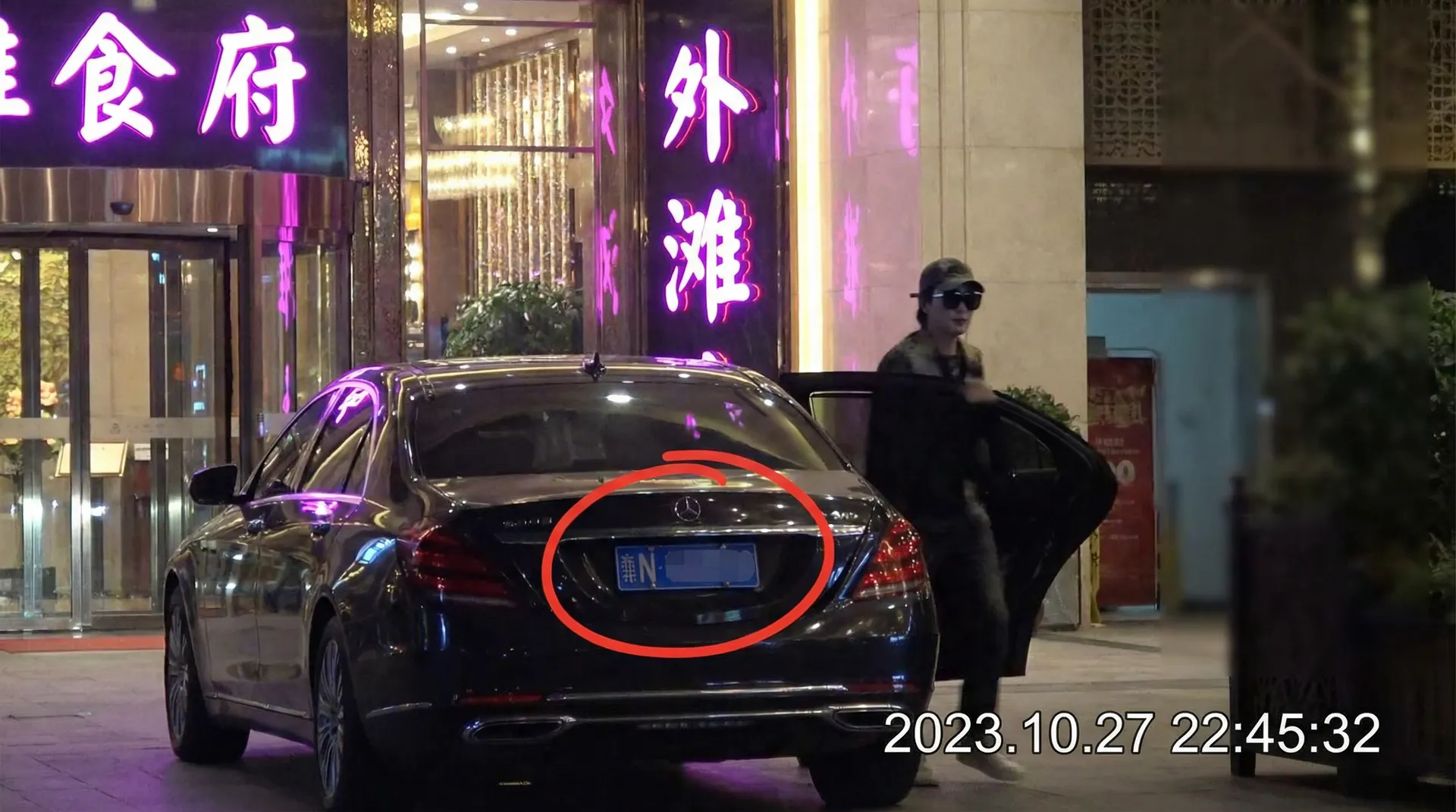 BBIN亚洲app - 豪车餐厅外被拍
